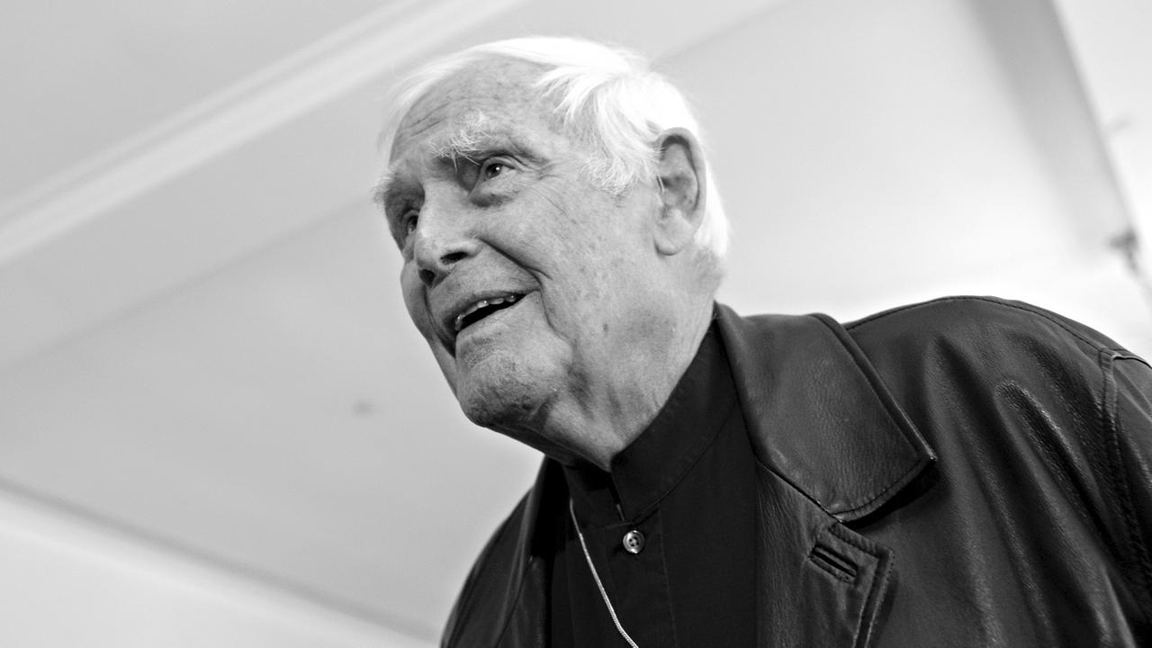 Der Autor und Schauspieler Joachim "Blacky" Fuchsberger kommt am 25.04.2014 im Hotel Bayerischer Hof in München (Bayern) zur Vorstellung seines Buches. Der Autor und Schauspieler Joachim "Blacky" Fuchsberger kommt am 25.04.2014 im Hotel Bayerischer Hof in München (Bayern) zur Vorstellung seines Buches.