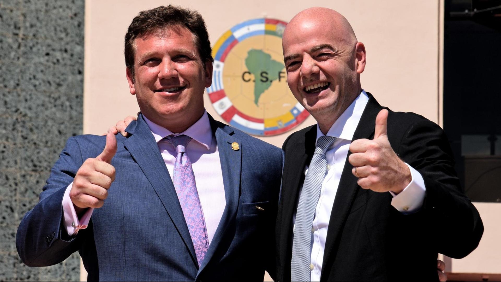 FIFA-Präsident Gianni Infantino (r.) mit Alejandro Dominguez, Vorsitzender der FIFA-Finanzkommission und Präsident von Conmebol, südamerikanischen Fußballkonföderation FIFA-Präsident Gianni Infantino (r.) mit Alejandro Dominguez, Vorsitzender der FIFA-Finanzkommission und Präsident von Conmebol, südamerikanischen Fußballkonföderation