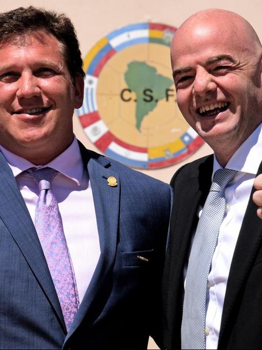 FIFA-Präsident Gianni Infantino (r.) mit Alejandro Dominguez, Vorsitzender der FIFA-Finanzkommission und Präsident von Conmebol, südamerikanischen Fußballkonföderation