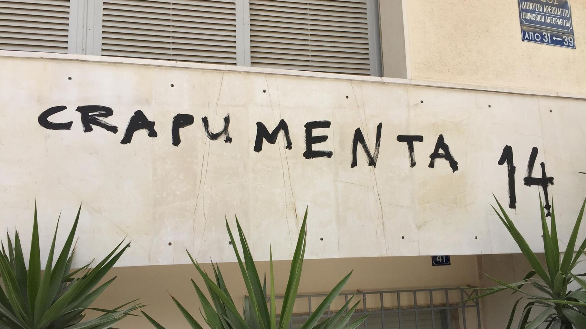 Ein Crapumenta-Graffiti in Athen. Ein Crapumenta-Graffiti in Athen.
