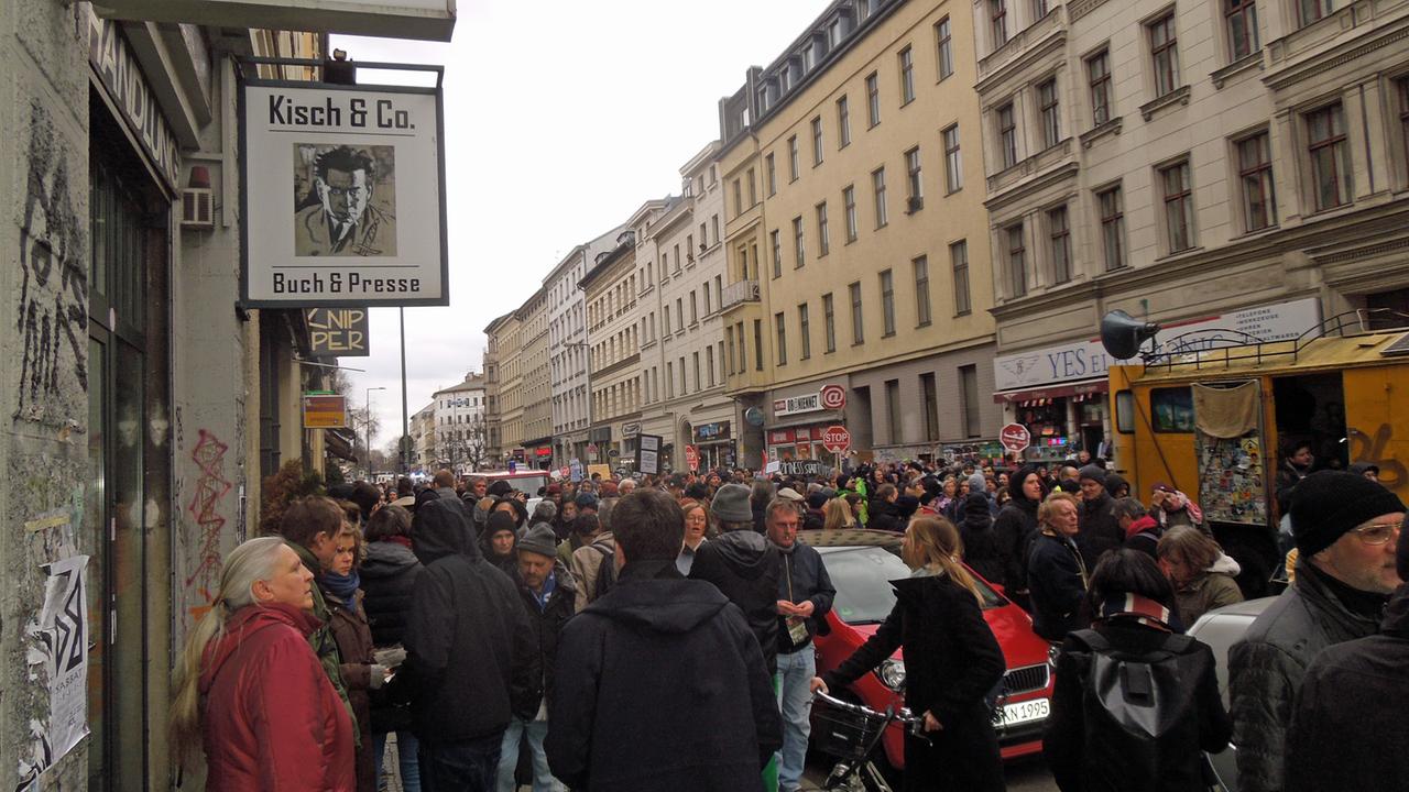 Bücher statt Brillen: Demonstration vor dem Buchladen Kisch in Berlin-Kreuzberg Bücher statt Brillen: Demonstration vor dem Buchladen Kisch in Berlin-Kreuzberg