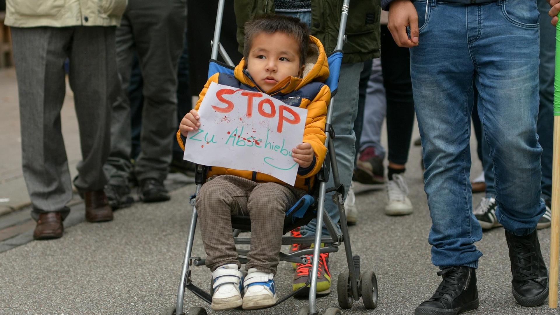 Ein Kind trägt während einer Kundgebung gegen die Abschiebung nach Afghanistan am 22.10.2016 in Hamburg in der Innenstadt ein Schild mit der Aufschrift "Stop zu Abschiebung" in der Hand. Das Land am Hindukusch stellt nach Meinung der Protestler kein sicheres Herkunftsland dar. Ein Kind trägt während einer Kundgebung gegen die Abschiebung nach Afghanistan am 22.10.2016 in Hamburg in der Innenstadt ein Schild mit der Aufschrift "Stop zu Abschiebung" in der Hand. Das Land am Hindukusch stellt nach Meinung der Protestler kein sicheres Herkunftsland dar.