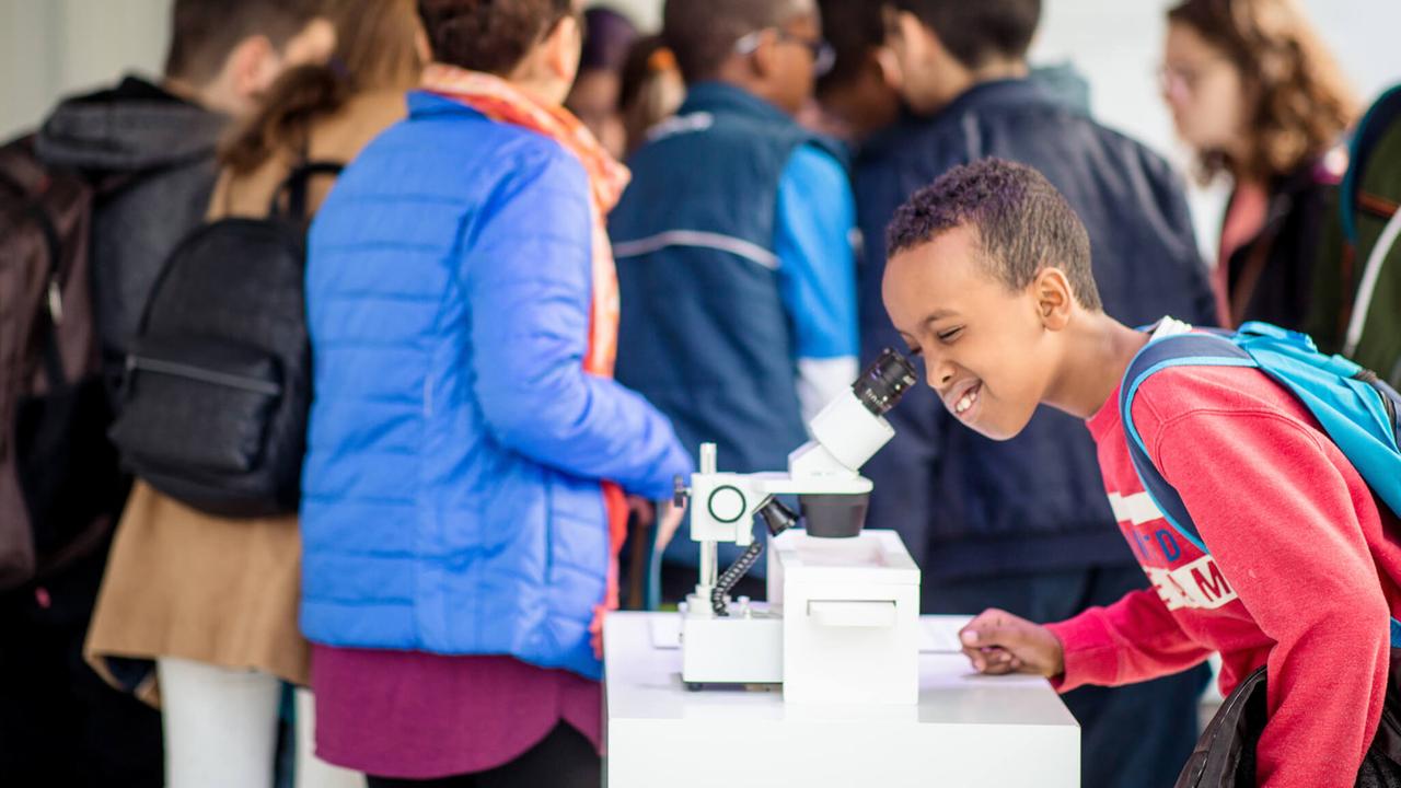 Ein Junge blickt in der Ausstelleung "Ocean Plastic Lab" in Brüssel durch ein Mikroskop. Ein Junge blickt in der Ausstelleung "Ocean Plastic Lab" in Brüssel durch ein Mikroskop.