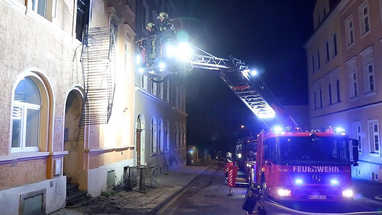Einsatzkräfte der Feuerwehr vor einer Asylbewerberunterkunft in Meißen.