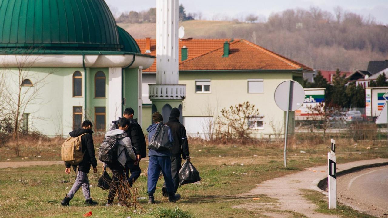 Eine Flüchtlingsgruppe an der bosnisch-kroatischen Grenze. Eine Flüchtlingsgruppe an der bosnisch-kroatischen Grenze.