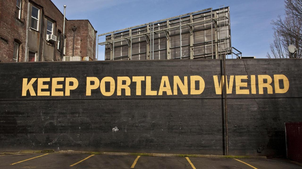 Eine Wandschrift mit dem Slogan "Keep Portland Weird". Eine Wandschrift mit dem Slogan "Keep Portland Weird".