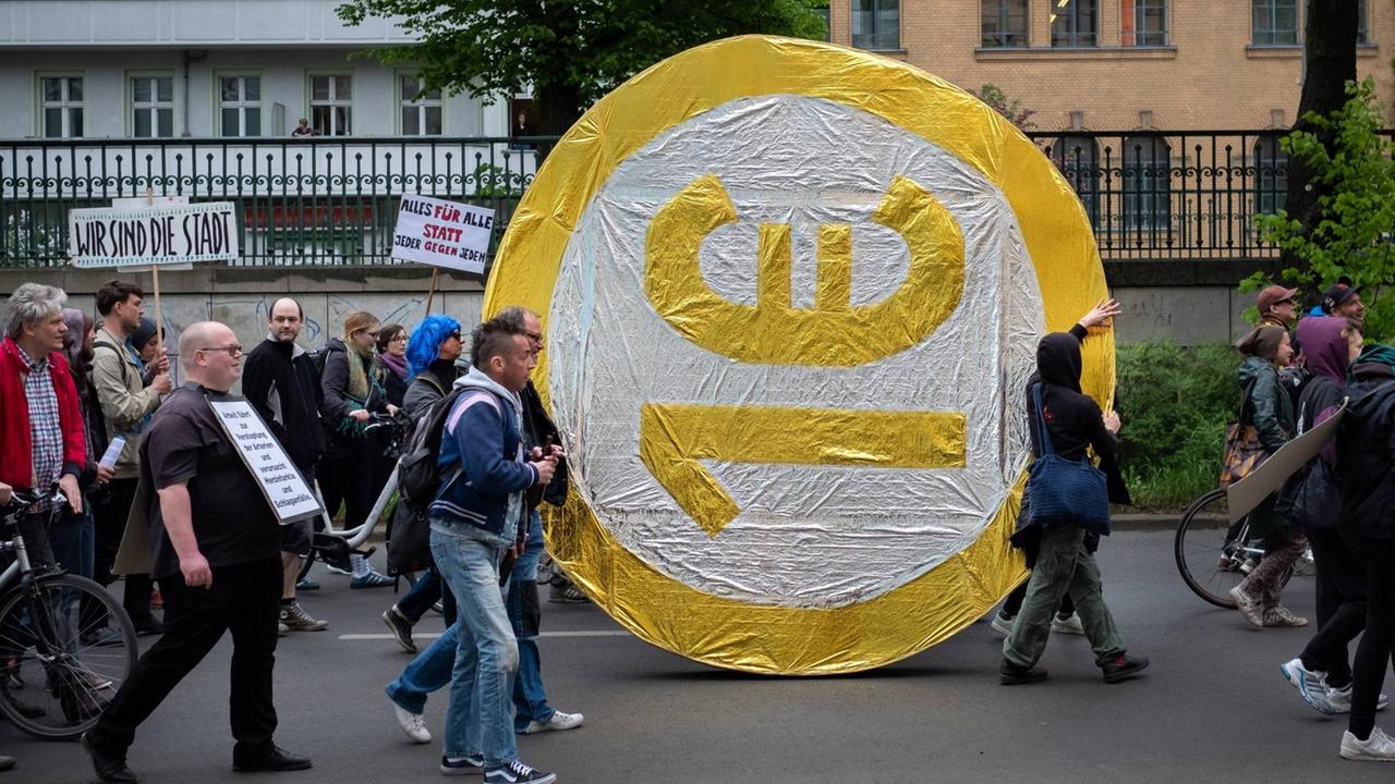 Mehrere hundert Menschen protestieren am Internationalen Kampf- und Feiertag der Arbeitslosen, dem 02. Mai unter dem Motto Wir haben Zeit durch Berlin Prenzlauer Berg gegen den Zwang zur Lohnarbeit und für ein bedingungsloses Grundeinkommen. Mehrere hundert Menschen protestieren am Internationalen Kampf- und Feiertag der Arbeitslosen, dem 02. Mai unter dem Motto Wir haben Zeit durch Berlin Prenzlauer Berg gegen den Zwang zur Lohnarbeit und für ein bedingungsloses Grundeinkommen.
