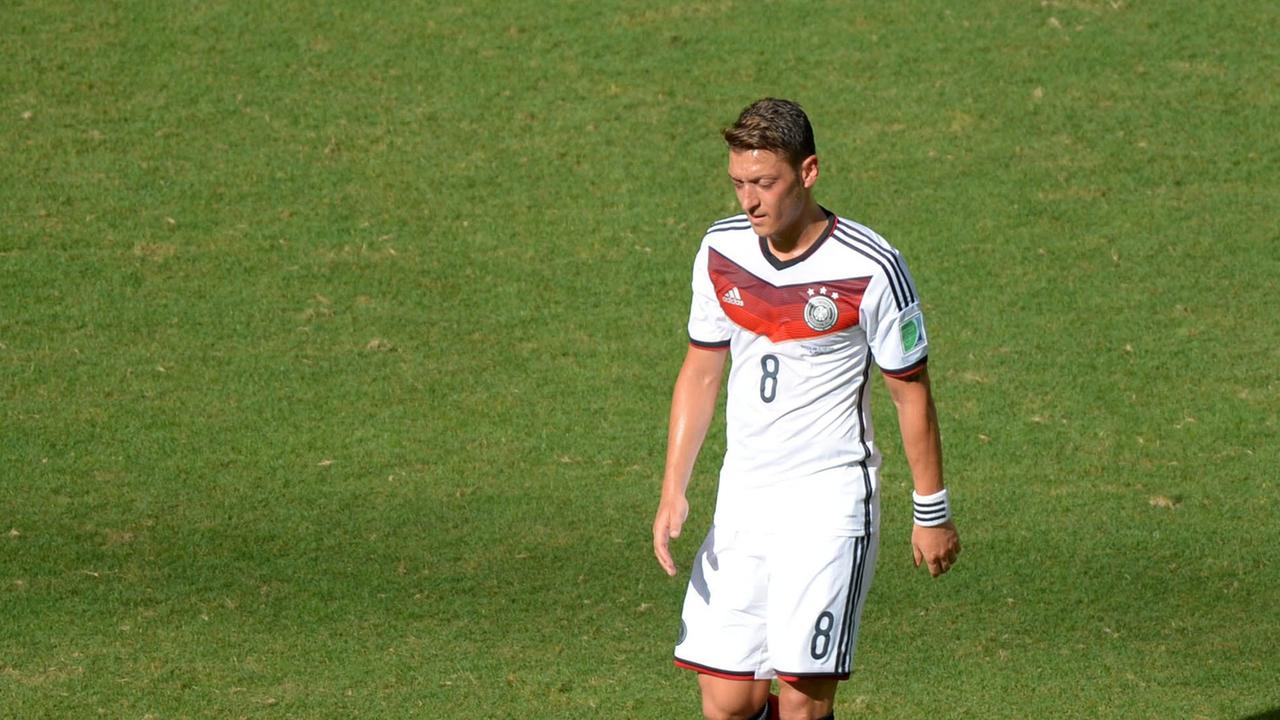 Der deutsche Nationalspieler Mesut Özil verlässt den Platz während der FIFA Fußball-Weltmeisterschaft 2014 in Brasilien