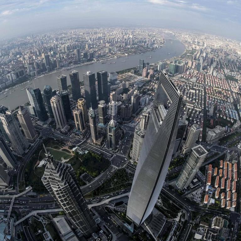 Die Skyline von Schanghai am Huangpu Fluss - gesehen vom Shanghai Tower. 