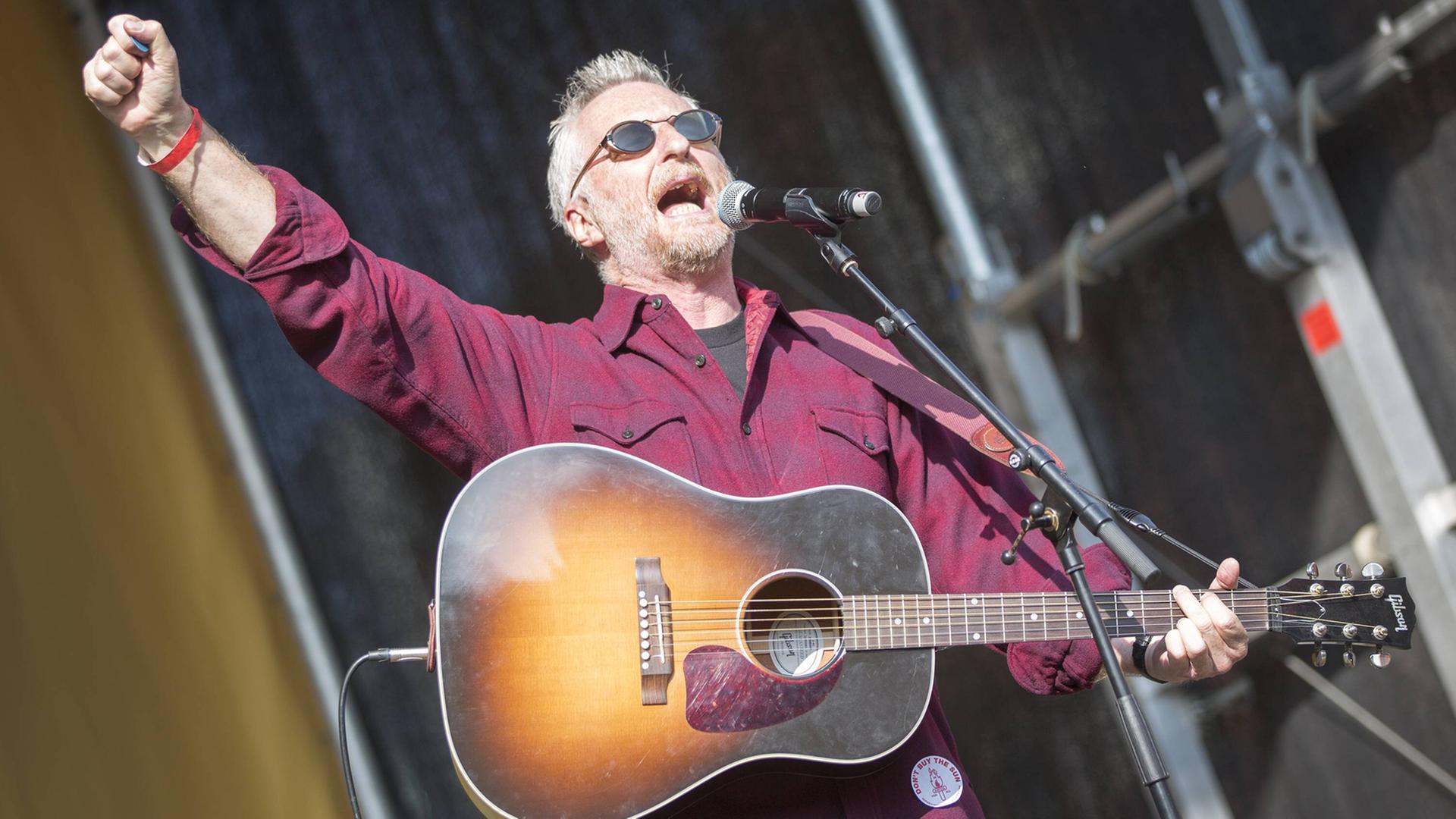 Billy Bragg bei einem Liveauftritt in Manchester. Billy Bragg bei einem Liveauftritt in Manchester.