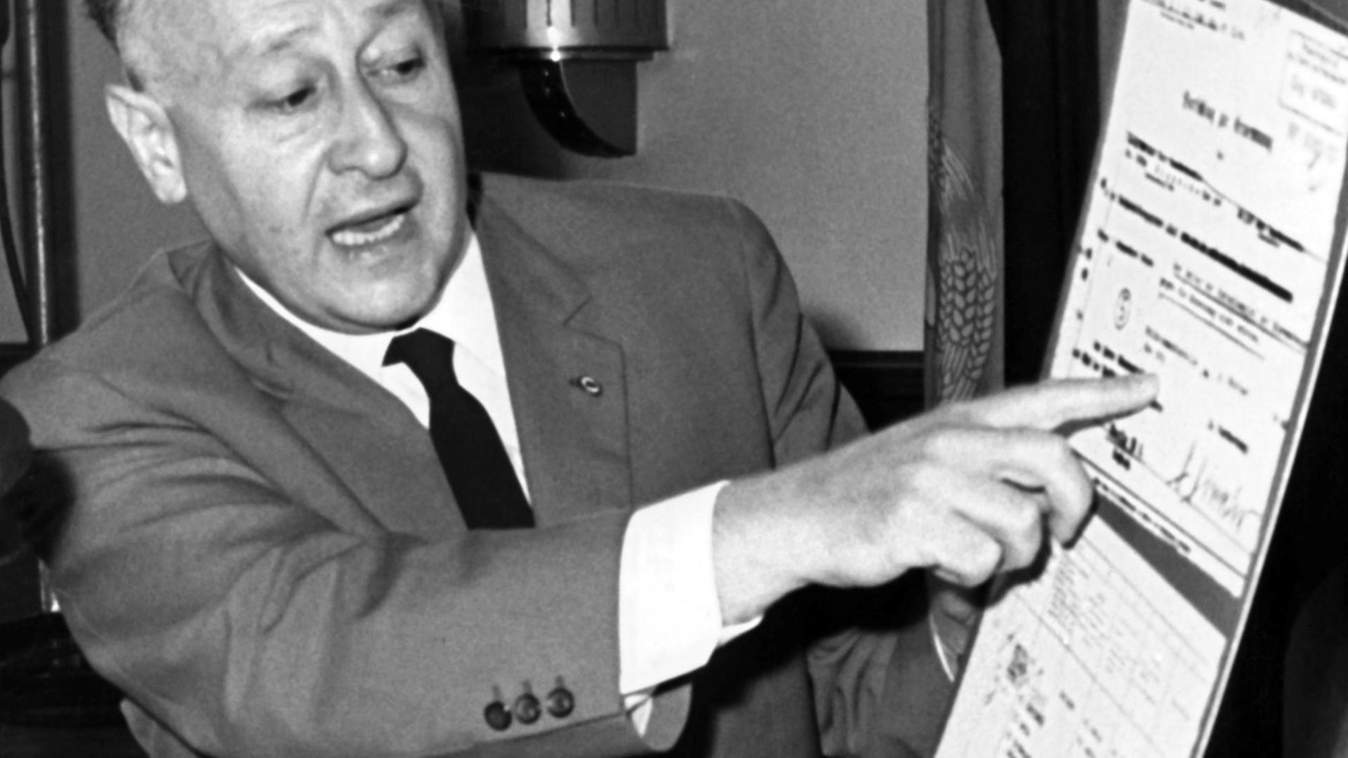 Mit dem Finger nach Westen zeigen, in den eigenen Reihen aber Nazis dulden: SED-Politbüromitglied Albert präsentiert Liste mit Nazis in Führungspositionen in der BRD Mit dem Finger nach Westen zeigen, in den eigenen Reihen aber Nazis dulden: SED-Politbüromitglied Albert präsentiert Liste mit Nazis in Führungspositionen in der BRD
