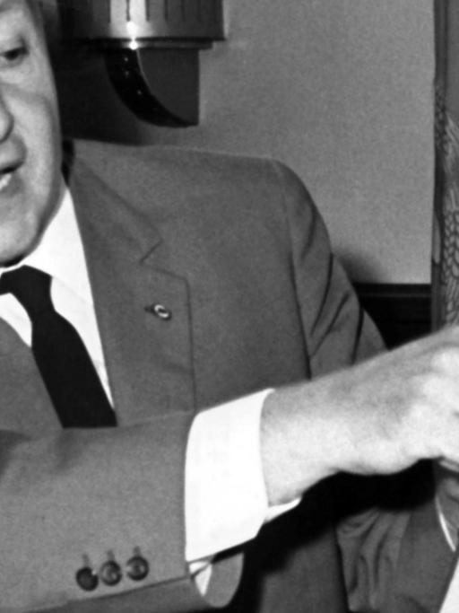 Mit dem Finger nach Westen zeigen, in den eigenen Reihen aber Nazis dulden: SED-Politbüromitglied Albert präsentiert Liste mit Nazis in Führungspositionen in der BRD