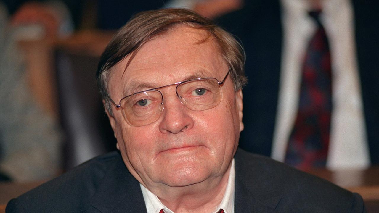 Der deutsche Publizist und Herausgeber des Hamburger Nachrichtenmagazins "Der Spiegel", Rudolf Augstein, aufgenommen am 27. Januar 1994. Der deutsche Publizist und Herausgeber des Hamburger Nachrichtenmagazins "Der Spiegel", Rudolf Augstein, aufgenommen am 27. Januar 1994.