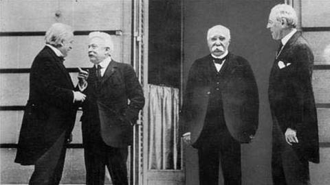Die Alliierten vor der Unterzeichnung des Vertrags von Versailles (1919).