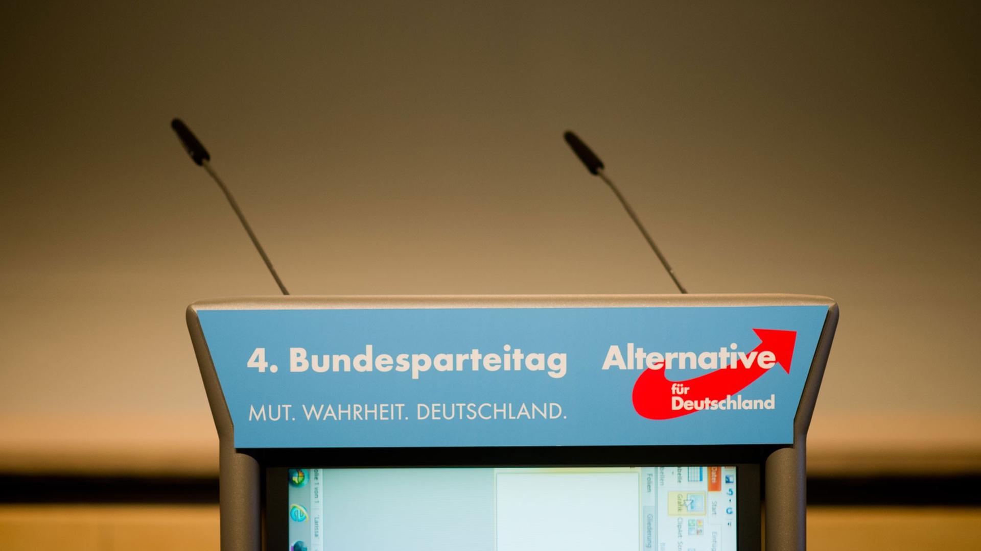 Blick auf ein Rednerpult beim 4. Bundesparteitag der Alternative für Deutschland (AfD) in der Niedersachsenhalle in Hannover Blick auf ein Rednerpult beim 4. Bundesparteitag der Alternative für Deutschland (AfD) in der Niedersachsenhalle in Hannover