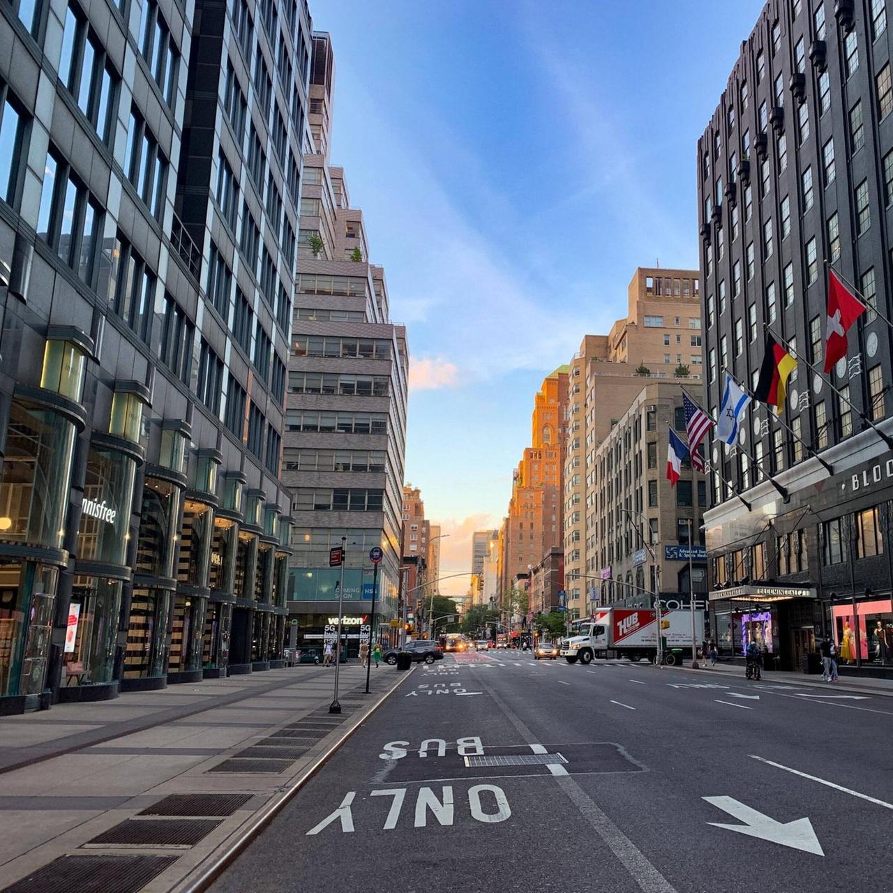 Fast menschenleere Straße in Manhattan während des Corona-Lockdowns. Fast menschenleere Straße in Manhattan während des Corona-Lockdowns.
