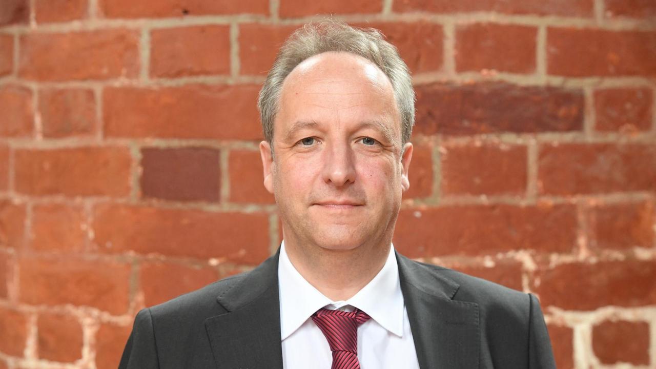 27.08.2020, Mecklenburg-Vorpommern, Greifswald: Christian Stäblein, Bischof der Evangelischen Kirche Berlin-Brandenburg-Schlesische Oberlausitz, steht in der St. Jacobi Kirche. 27.08.2020, Mecklenburg-Vorpommern, Greifswald: Christian Stäblein, Bischof der Evangelischen Kirche Berlin-Brandenburg-Schlesische Oberlausitz, steht in der St. Jacobi Kirche.