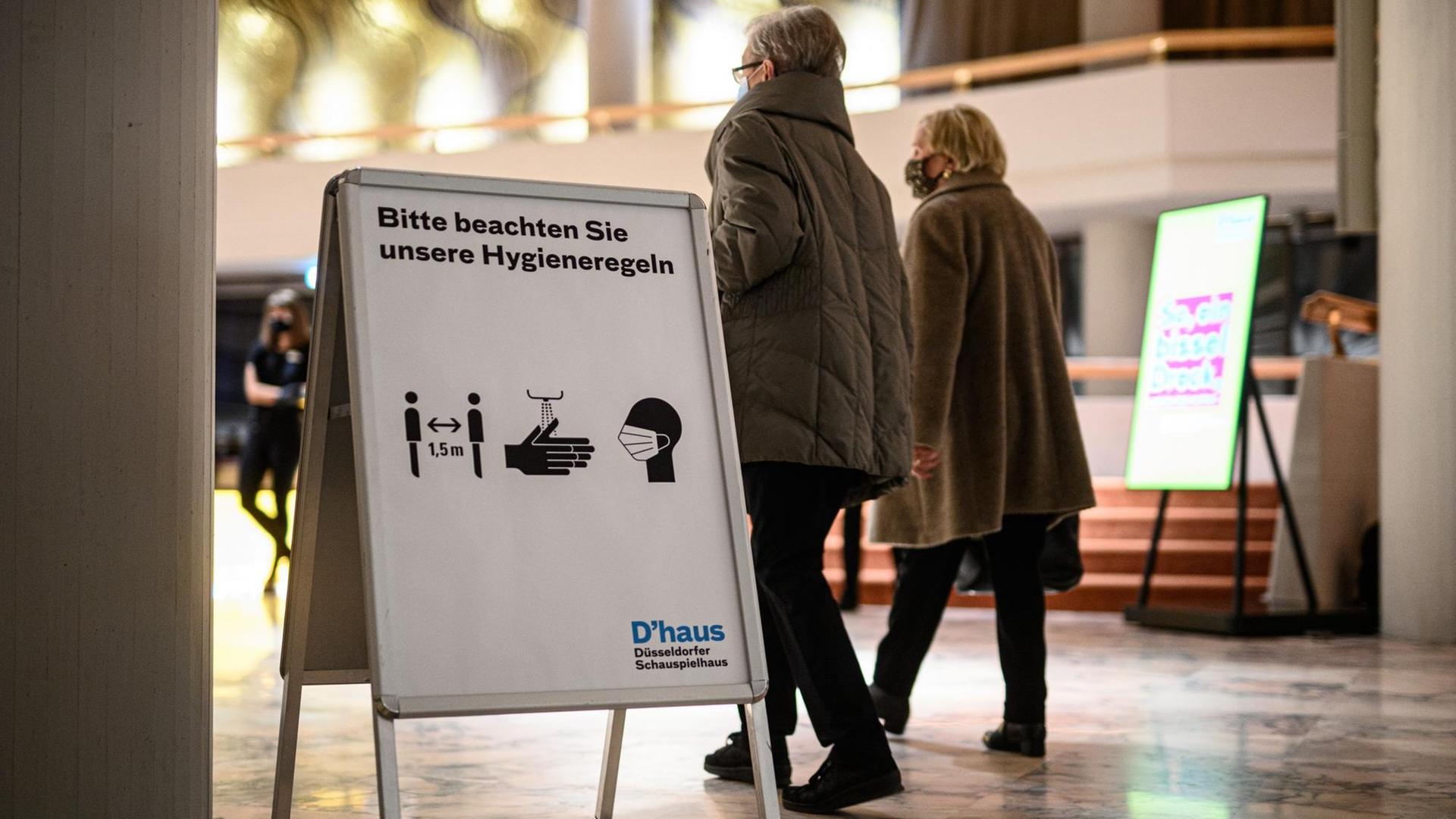 Alle Anstrengungen mit Hygieneregeln waren in den Theatern vergebens. Ab Montag gibt es vier Wochen lang keine Vorstellungen mehr. Alle Anstrengungen mit Hygieneregeln waren in den Theatern vergebens. Ab Montag gibt es vier Wochen lang keine Vorstellungen mehr.