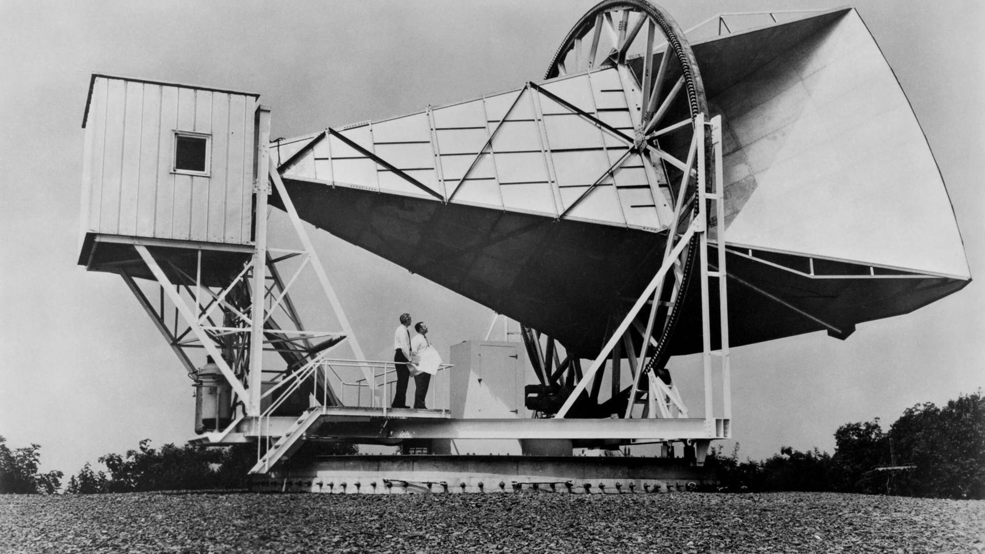 Mit dieser Hornantenne (Aufnahme aus dem Jahr 1962) haben Wilson und Penzias das Nachleuchten des Urknalls entdeckt Mit dieser Hornantenne (Aufnahme aus dem Jahr 1962) haben Wilson und Penzias das Nachleuchten des Urknalls entdeckt