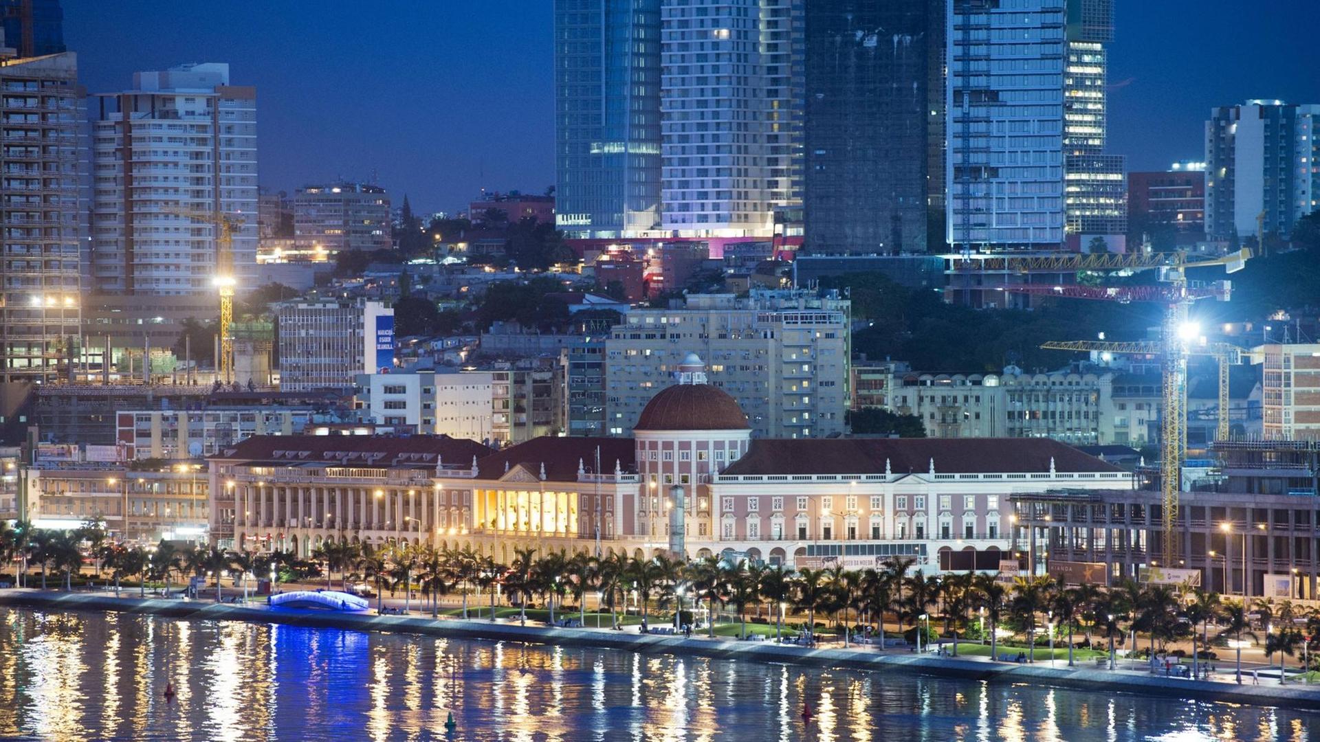 Blick auf die Skyline von Luanda, Hauptstadt Angolas bei Nacht Blick auf die Skyline von Luanda, Hauptstadt Angolas bei Nacht