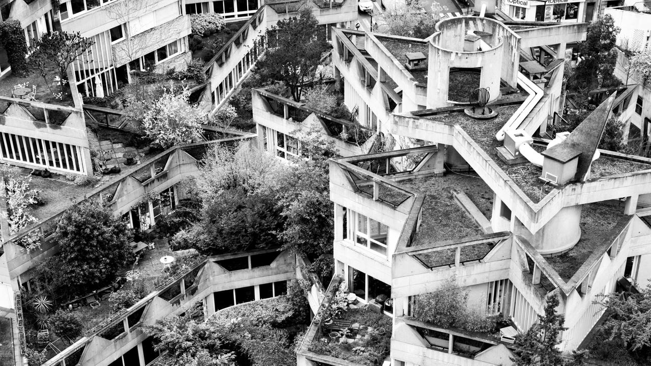 Die Architektin Renée Gailhoustet entwarf im Großraum Paris einen pyramidenartigen Sozialbau. Die Architektin Renée Gailhoustet entwarf im Großraum Paris einen pyramidenartigen Sozialbau.