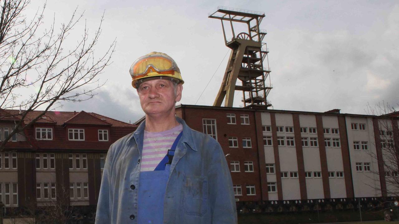 Bergmann Herbert Kindler vor dem stillgelegten Kalibergwerk in Bischofferode Bergmann Herbert Kindler vor dem stillgelegten Kalibergwerk in Bischofferode