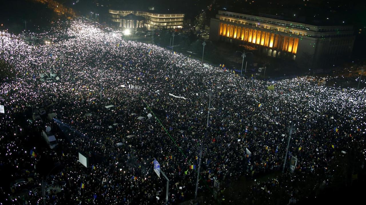 Das Bild zeigt Hunderttausende Menschen, die am Abend des 05.02.2017 vor dem Parlamentspalast in der rumänischen Hauptstadt Bukarest gegen die sozialliberale Regierung demonstrieren. Es ist bereits dunkel, aber die von obenen gesehenen Massen sind angeleuchtet. Das Bild zeigt Hunderttausende Menschen, die am Abend des 05.02.2017 vor dem Parlamentspalast in der rumänischen Hauptstadt Bukarest gegen die sozialliberale Regierung demonstrieren. Es ist bereits dunkel, aber die von obenen gesehenen Massen sind angeleuchtet.