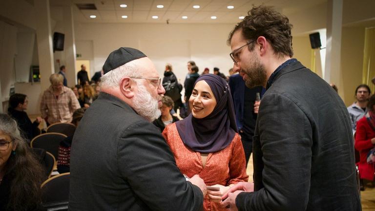 Teilnehmer des Preacher Slam unterhalten sich. Teilnehmer des Preacher Slam unterhalten sich.