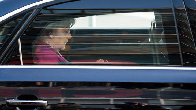 Angela Merkel, Bundeskanzlerin und CDU-Vorsitzende, verlässt am Ende der Koalitionsverhandlungen das Konrad-Adenauer-Haus.