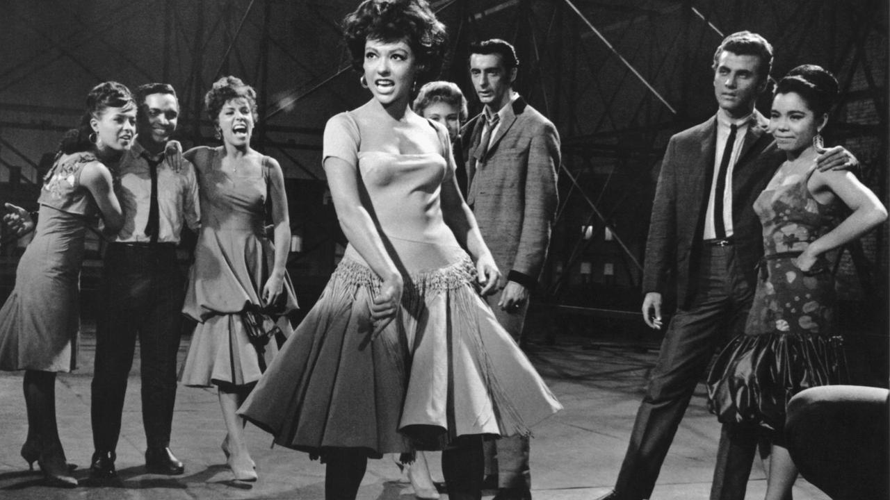 Rita Moreno (M) in einer Szene aus dem Film "West Side Story" nach dem gleichnamigen Musical von Leonard Bernstein aus dem Jahr 1961. Rita Moreno (M) in einer Szene aus dem Film "West Side Story" nach dem gleichnamigen Musical von Leonard Bernstein aus dem Jahr 1961.
