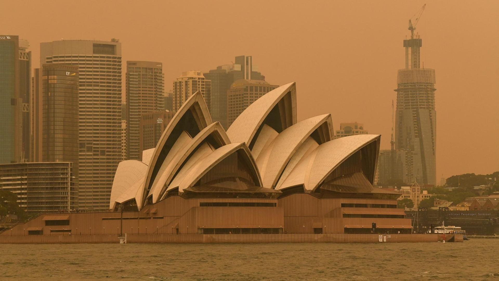 Das ist die Stadt Sydney im dicken Rauch. Das ist die Stadt Sydney im dicken Rauch.
