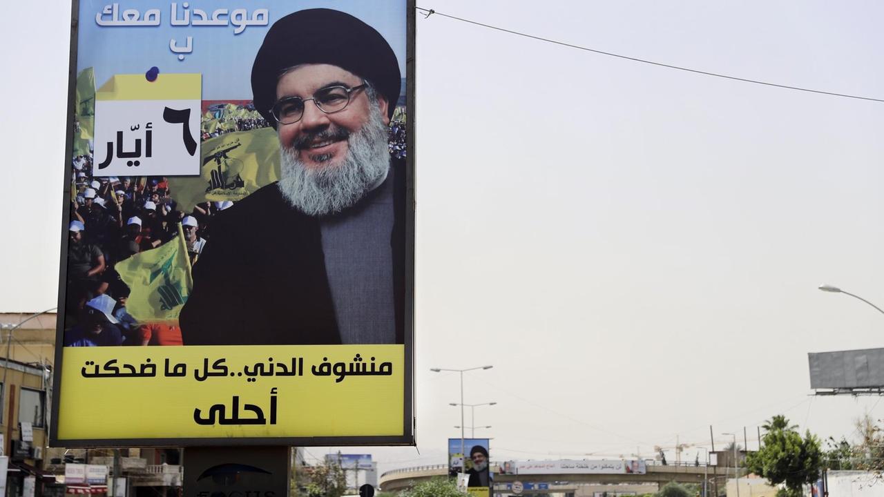 Ein Porträtfoto von Hisbollah-Chef Hassan Nasrallah auf einem Plakat. Ein Porträtfoto von Hisbollah-Chef Hassan Nasrallah auf einem Plakat.