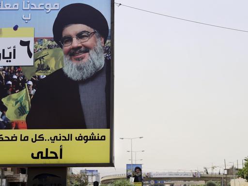 Ein Porträtfoto von Hisbollah-Chef Hassan Nasrallah auf einem Plakat.