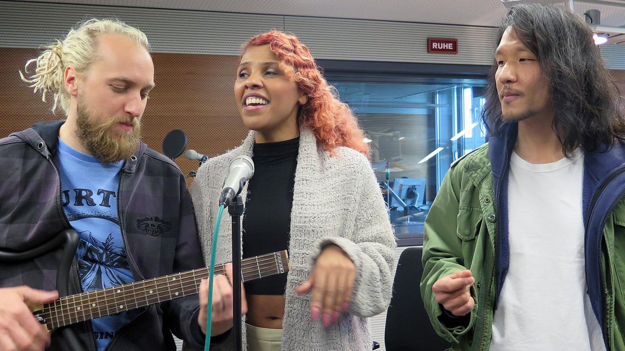 Die Band Alice Francis - Goldielocks, Miss Francis und Chul Min Yoo (v.l.) - im Studio von Deutschlandfunk Kultur Die Band Alice Francis - Goldielocks, Miss Francis und Chul Min Yoo (v.l.) - im Studio von Deutschlandfunk Kultur