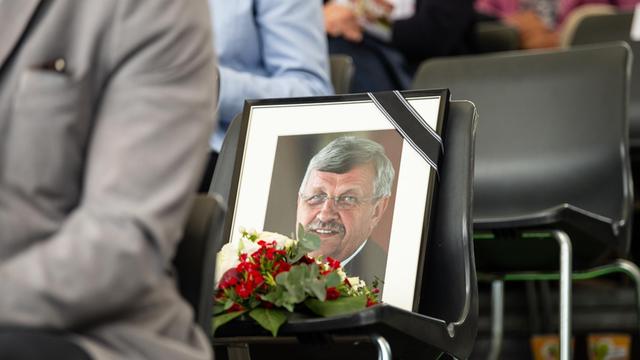 Ein gerahmtes Porträtfoto des erschossenen Kasseler Regierungspräsidenten Walter Lübcke (CDU) steht auf einem Platz einer Ehrentribüne