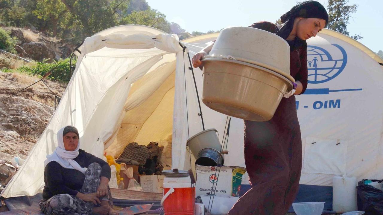 Zwei jesidische Frauen im Flüchtlings-Zeltlager in der Kurdenregion Dohuk im Nordirak. Die Frauen waren zuvor vor dem IS geflüchtet. Zwei jesidische Frauen im Flüchtlings-Zeltlager in der Kurdenregion Dohuk im Nordirak. Die Frauen waren zuvor vor dem IS geflüchtet.
