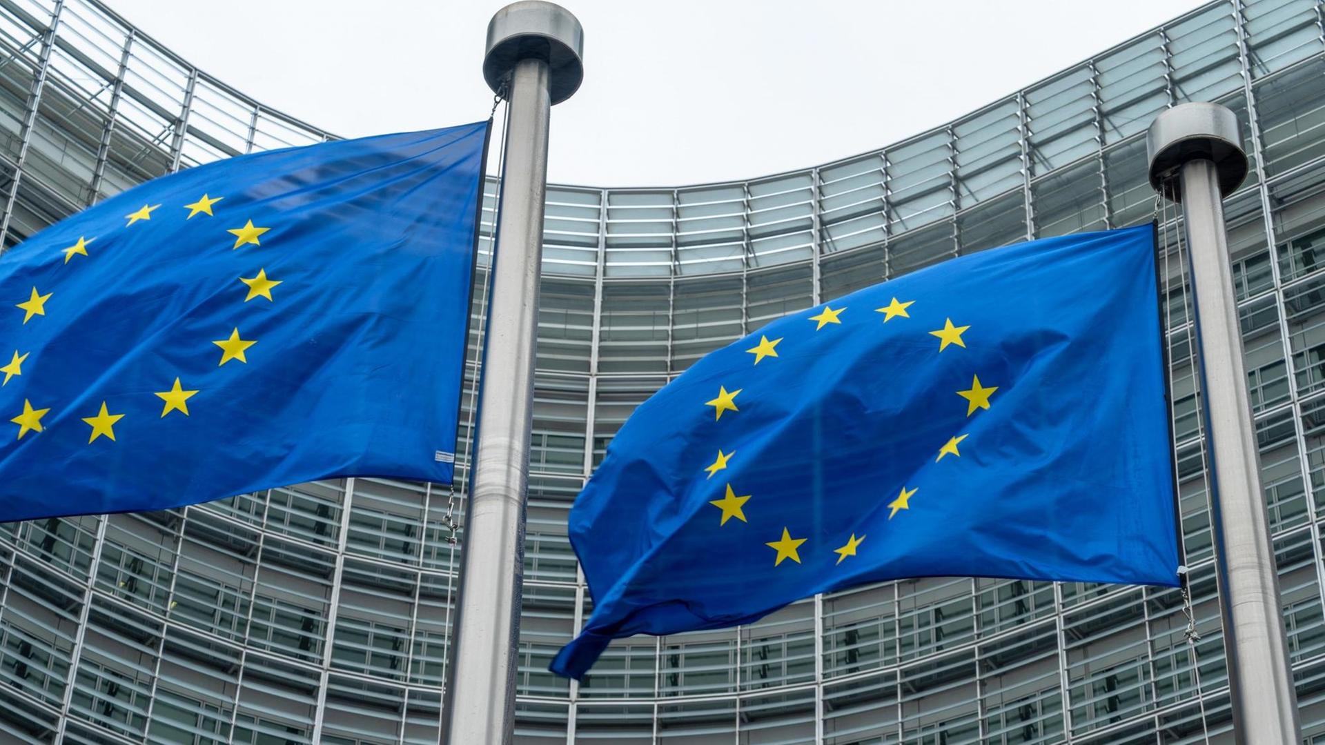 Europaflaggen vor der Europäischen Kommission in Brüssel