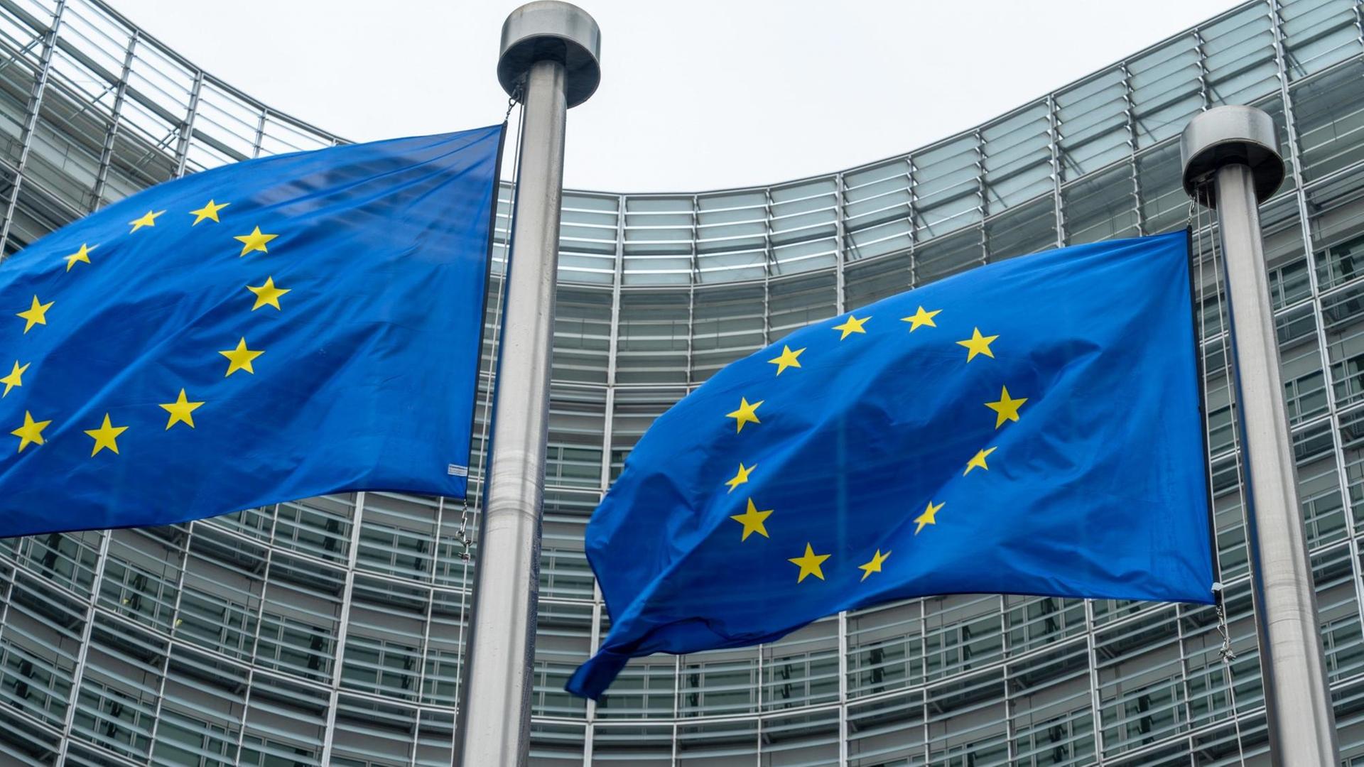 Europaflaggen vor der Europäischen Kommission in Brüssel Europaflaggen vor der Europäischen Kommission in Brüssel
