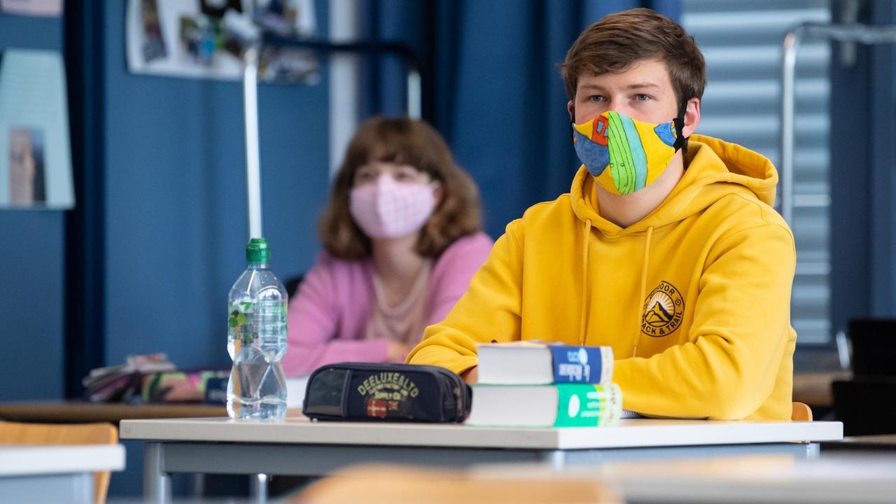 27.04.2020, Bayern, Unterhaching: Schüler und Schülerinnen einer 12. Klasse des Lise-Meitner-Gymnasiums nehmen am Unterricht teil und tragen Mundschutze. 27.04.2020, Bayern, Unterhaching: Schüler und Schülerinnen einer 12. Klasse des Lise-Meitner-Gymnasiums nehmen am Unterricht teil und tragen Mundschutze.