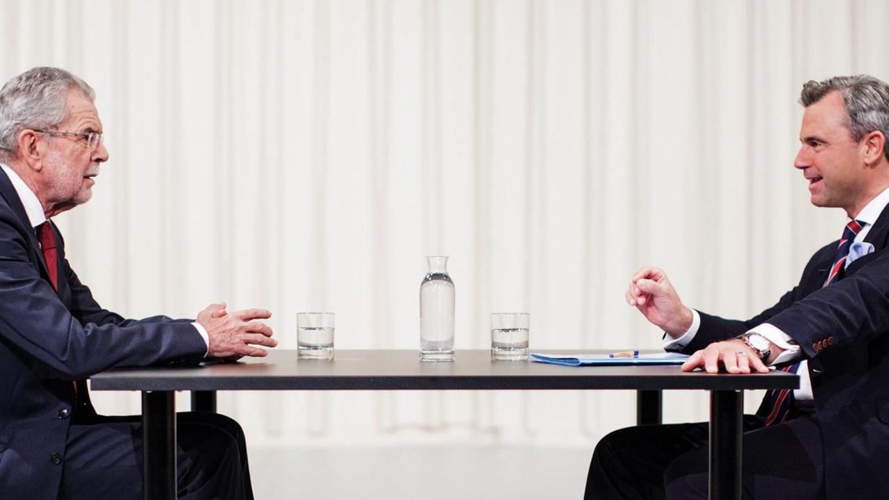 Die Kandidaten für das Amt des Bundespräsidenten in Österreich, Norbert Hofer (rechts) und Alexander Van der Bellen, während des TV-Duells. Die Kandidaten für das Amt des Bundespräsidenten in Österreich, Norbert Hofer (rechts) und Alexander Van der Bellen, während des TV-Duells.