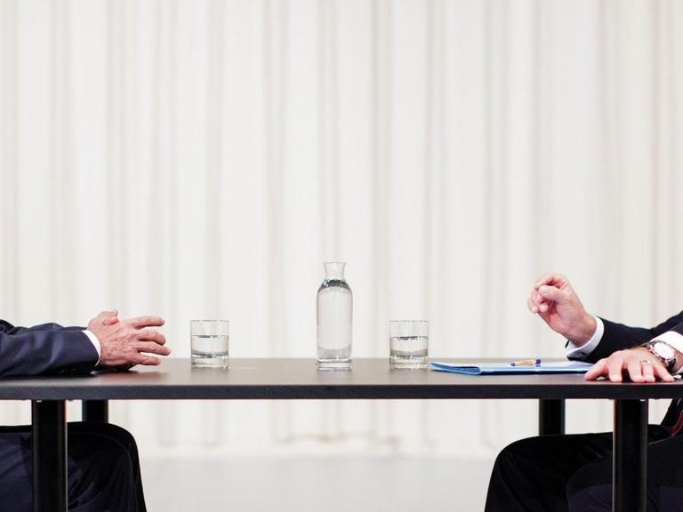 Die Kandidaten für das Amt des Bundespräsidenten in Österreich, Norbert Hofer (rechts) und Alexander Van der Bellen, während des TV-Duells.