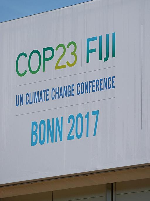 Das Logo der Weltklimakonferenz hängt am 19.10.2017 in Bonn an einem Zelt. Die UNO-Konferenz findet vom 6. bis 17. November 2017 in Bonn statt.