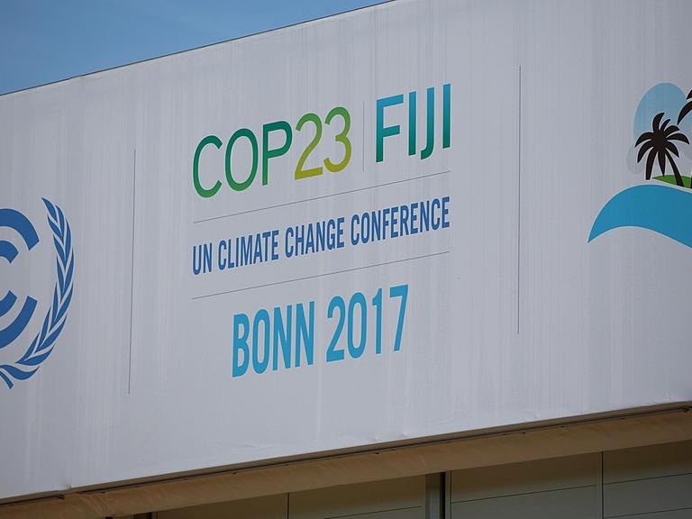 Das Logo der Weltklimakonferenz hängt am 19.10.2017 in Bonn an einem Zelt. Die UNO-Konferenz findet vom 6. bis 17. November 2017 in Bonn statt.