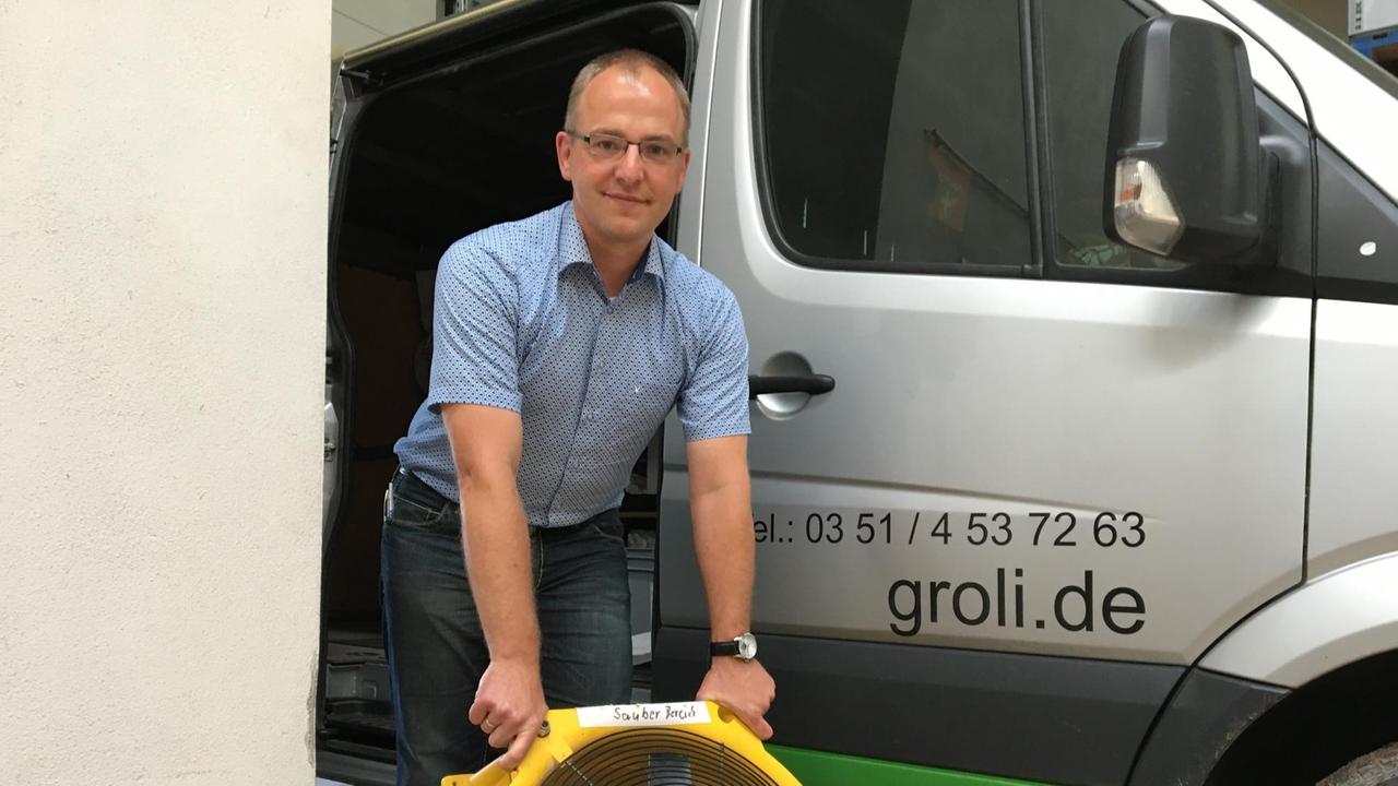 Marco Müller, Geschäftsführer der Groli Schädlingsbekämpfung vor einem Firmenfahrzeug (Bild: Deutschlandradio / Bastian Brandau) Marco Müller, Geschäftsführer der Groli Schädlingsbekämpfung vor einem Firmenfahrzeug (Bild: Deutschlandradio / Bastian Brandau)