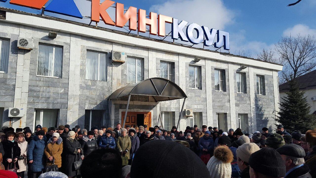 Bergarbeiter protestieren für ihre ausstehenden Löhne im Ort Gukowo im südlichen Russland. Bergarbeiter protestieren für ihre ausstehenden Löhne im Ort Gukowo im südlichen Russland.