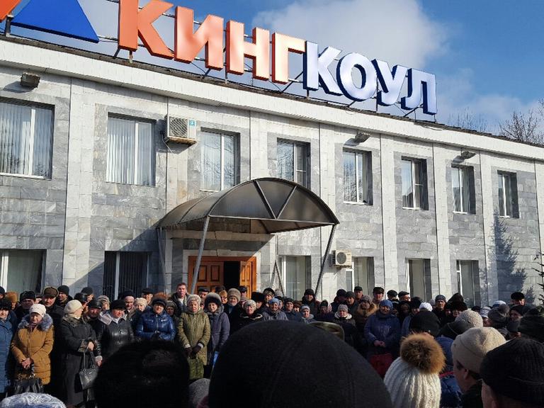 Bergarbeiter protestieren für ihre ausstehenden Löhne im Ort Gukowo im südlichen Russland.