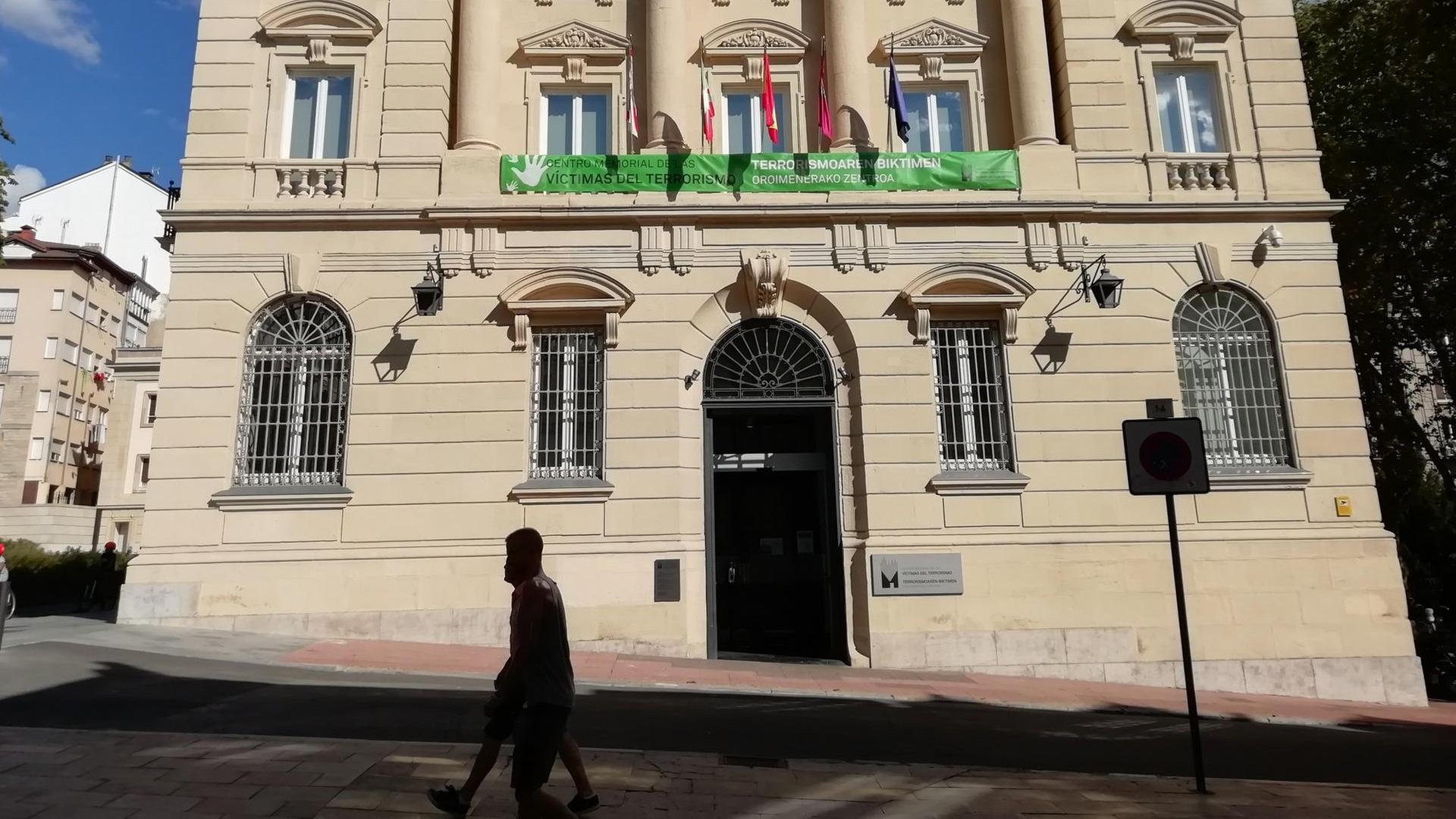 Einige Menschen laufen im Schatten vor einem Gebäude im Jugendstil. Einige Menschen laufen im Schatten vor einem Gebäude im Jugendstil.