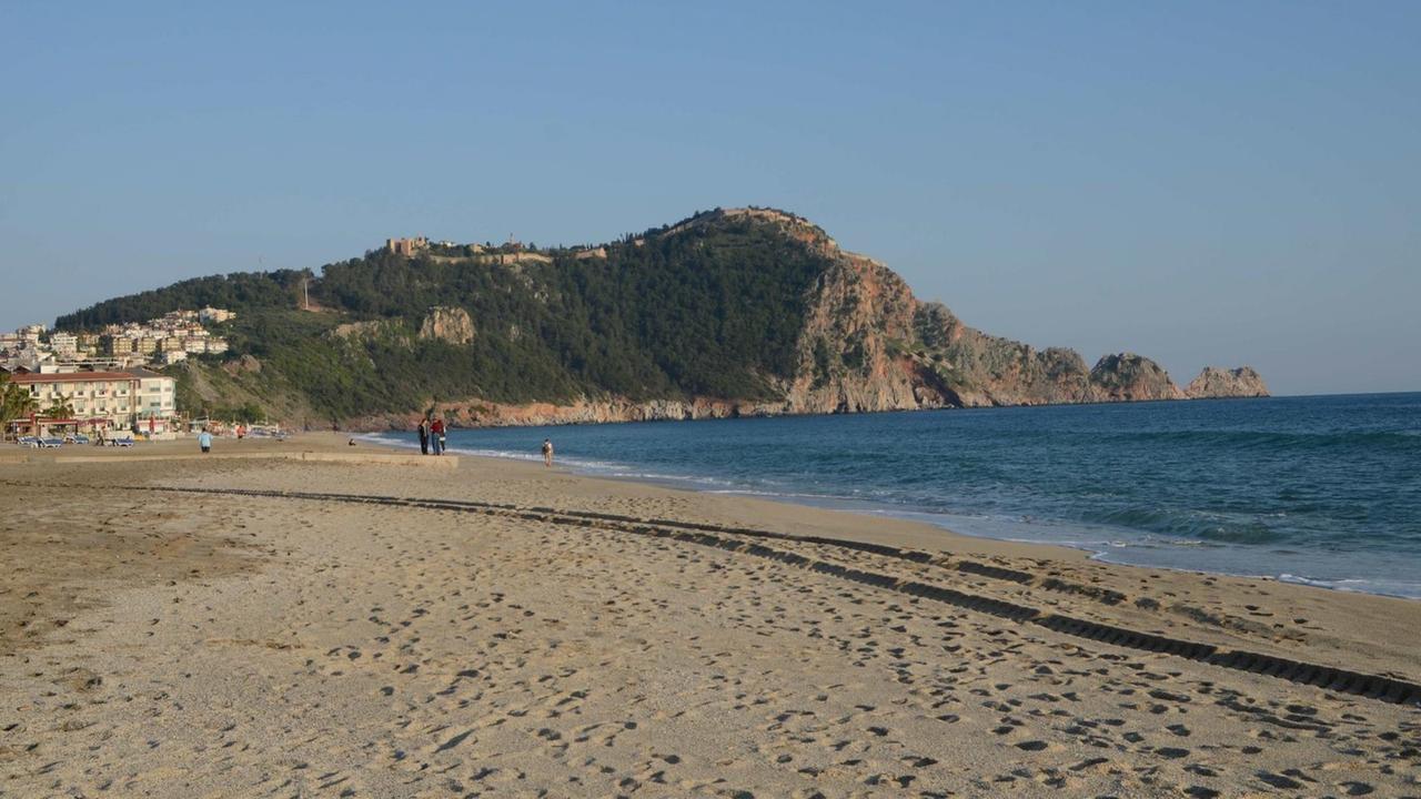 Leerer Strand der türkischen Mittelmeerküste