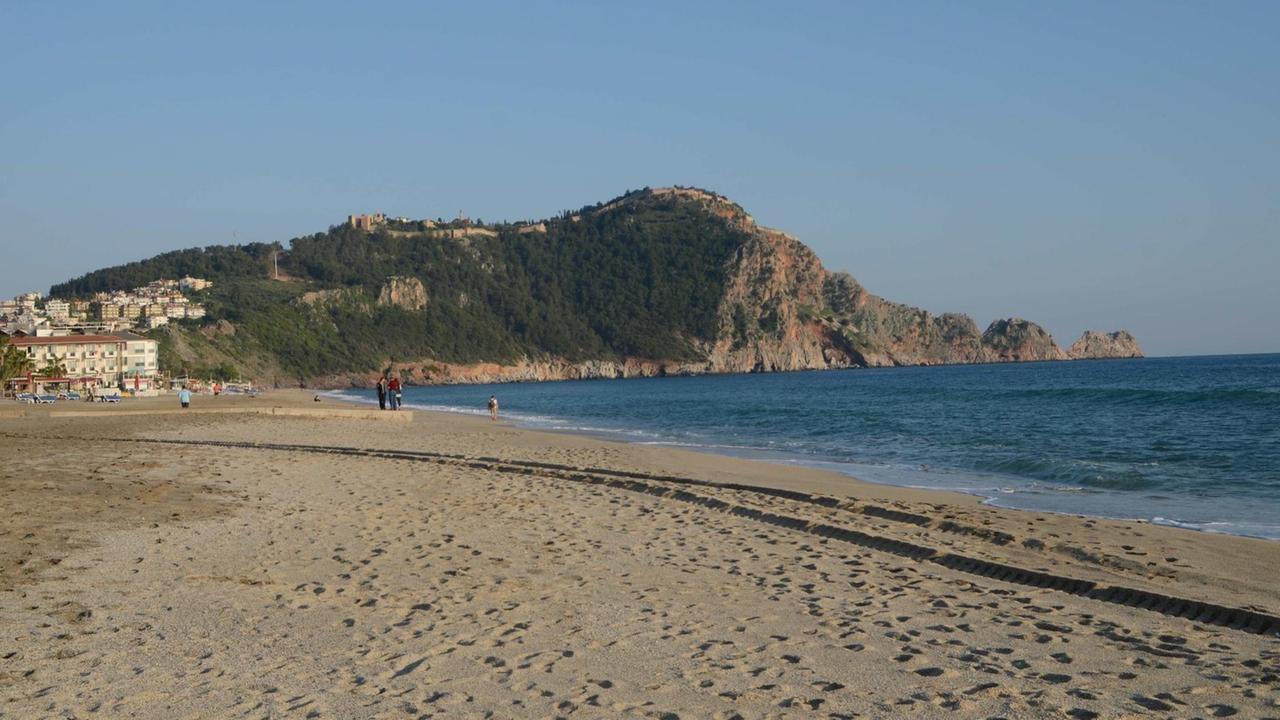 Leerer Strand der türkischen Mittelmeerküste Leerer Strand der türkischen Mittelmeerküste