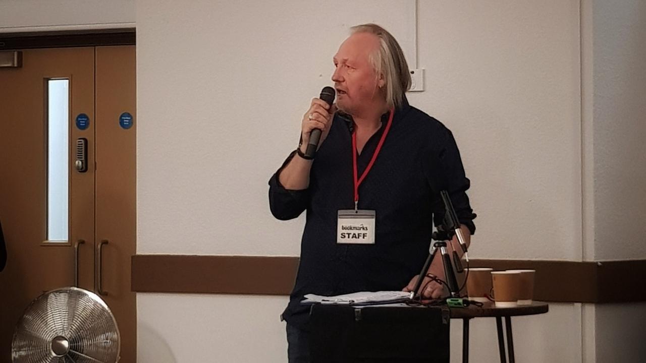 Dave Gilchrist ist der Betreiber des sozialistischen Buchladens "Bookmarks" in London. Dave Gilchrist ist der Betreiber des sozialistischen Buchladens "Bookmarks" in London.